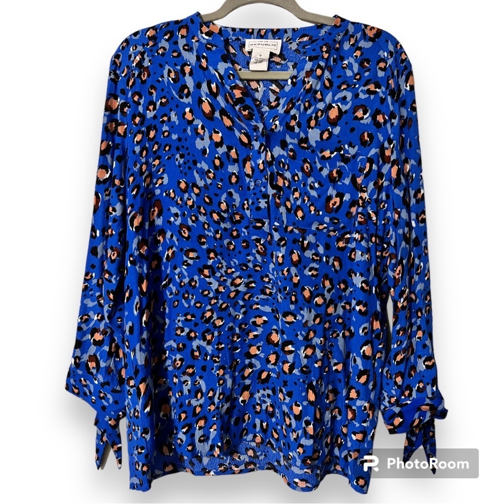 FOR THE REPUBLIC women's size medium blue animal print blouse 3/4 sleeve bow tie